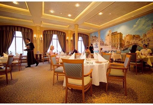 El elegante Restaurante Venezia con cocina italiana